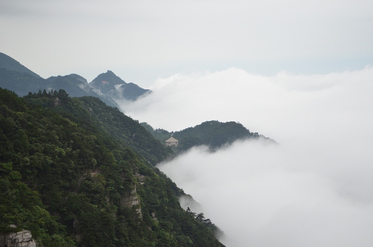 探秘峨眉山，云雾缭绕下的古刹仙境