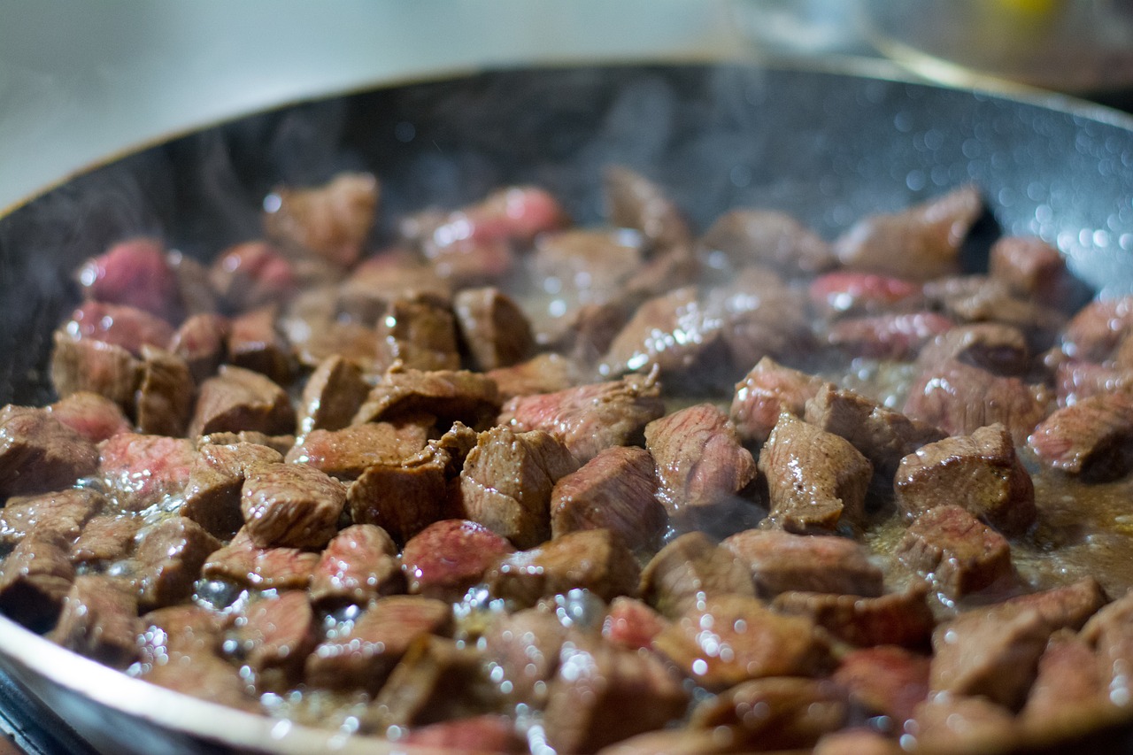 家常小炒肉，烟火气中的幸福味道，一盘菜里的生活哲学