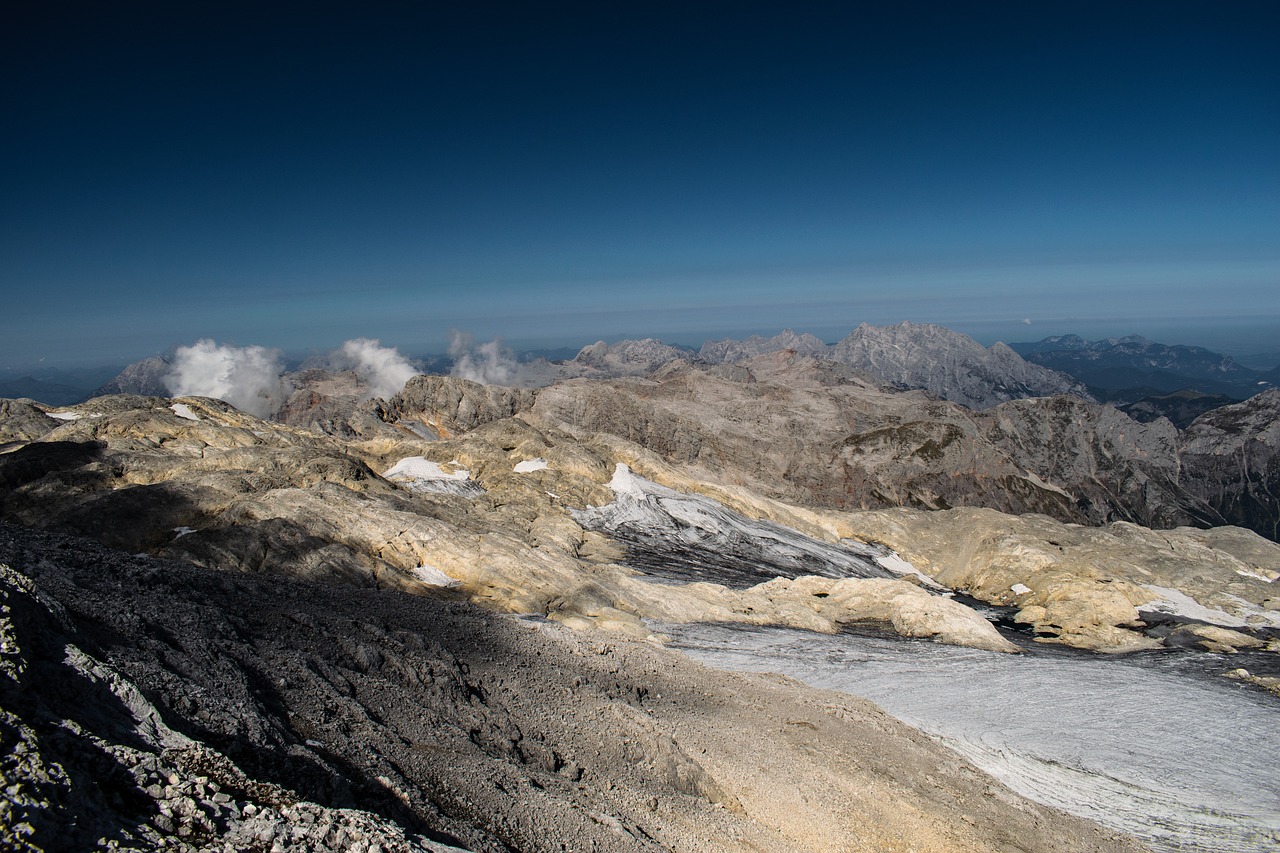 探索极光下的北欧天堂，冰岛旅游价格全解析